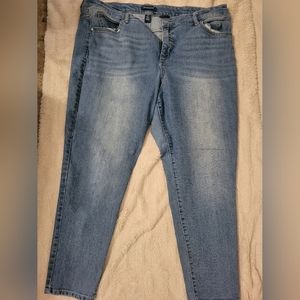 Bandolino light wash stretch skinny jeans.